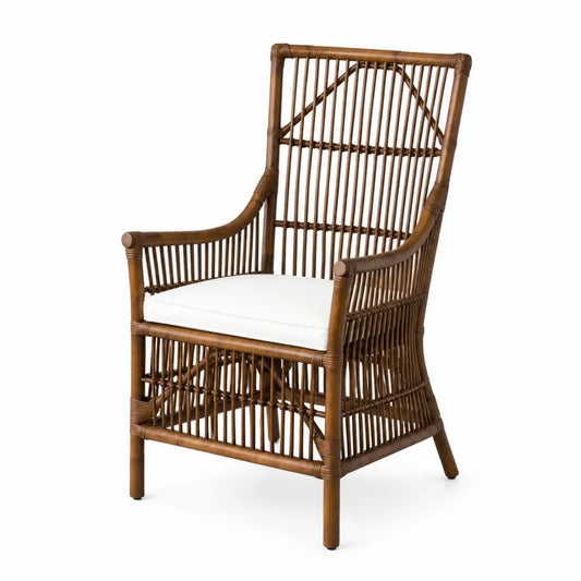 Chaise en rotin avec coussin blanc